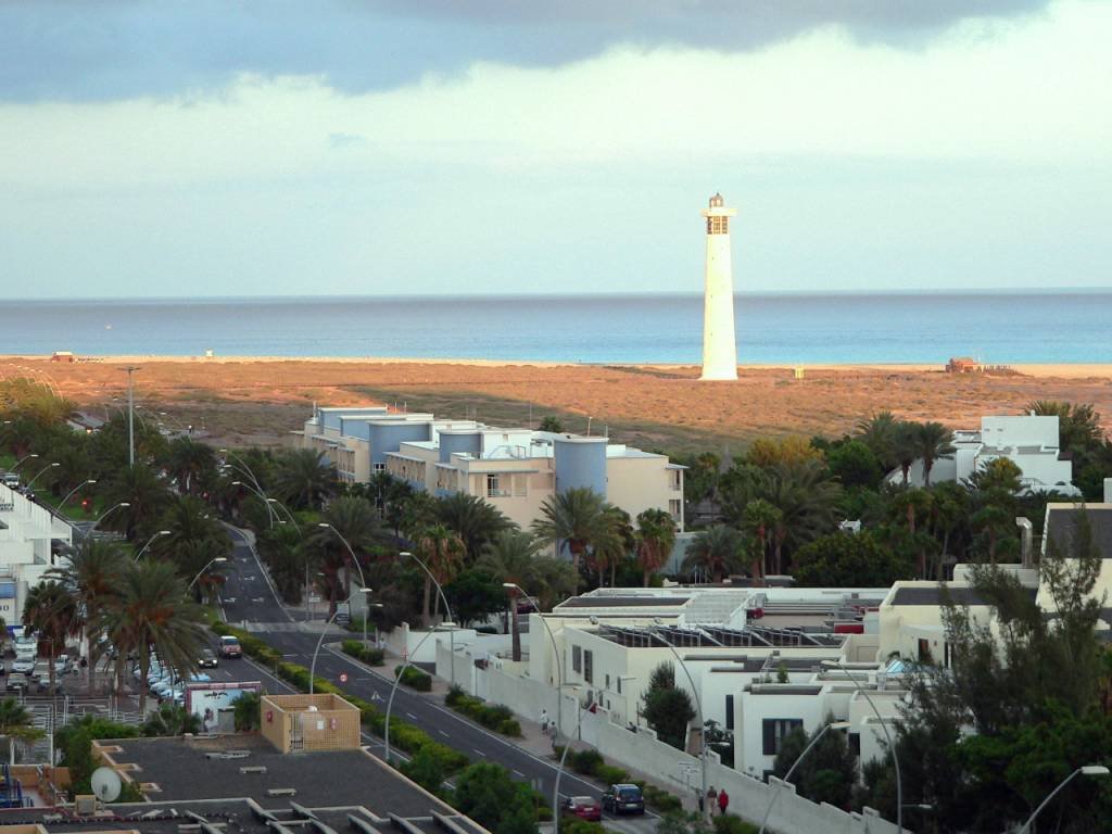 Espagne, île de Fuerteventura, le phare et la surveillance maritime de Morro del Jable by Roger Narbonne