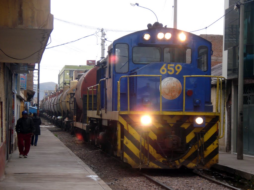 Tren en el centro de Juliaca - Train in middle of Juliaca by Miguel Angel Agramon…