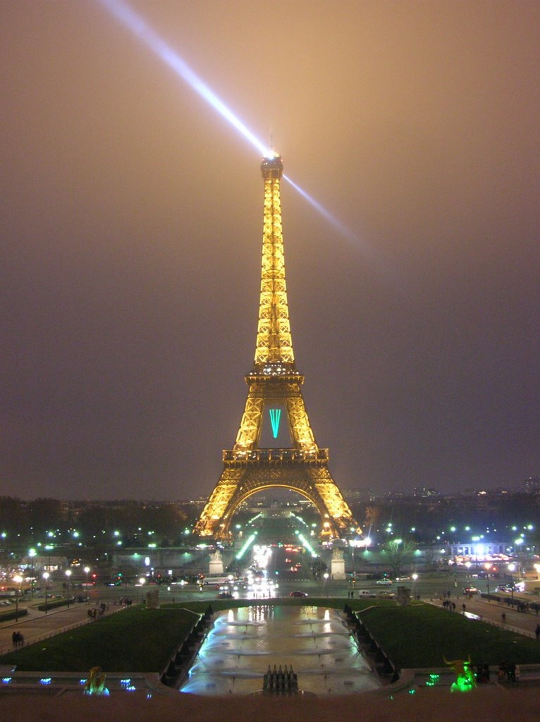 Tour Eiffel illuminée. Phare en service. by trialman06