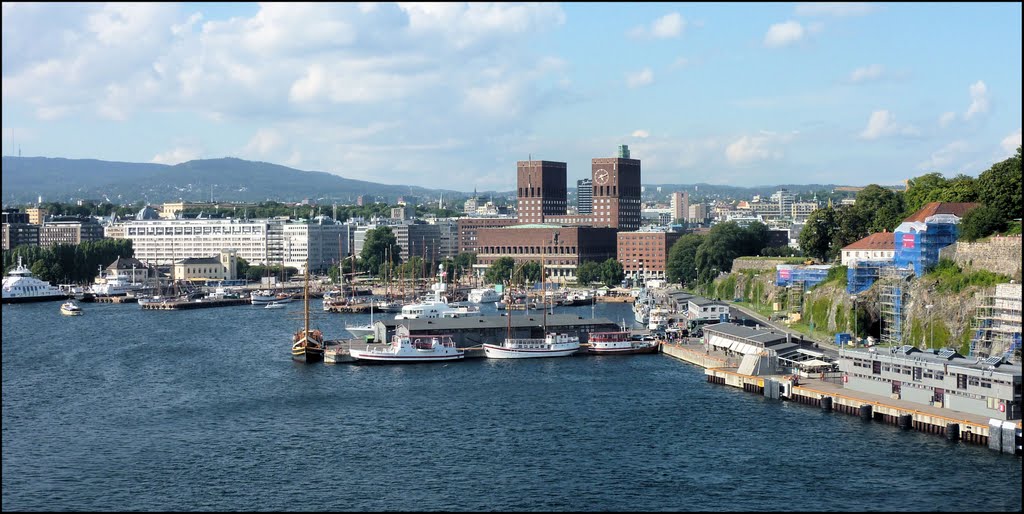 Neue Rathaus (1931-1950) am Hafen Wahrzeichen der Stadt Oslo. Weltweit bekannt ist es durch die alljährlich dort stattfindende Verleihung des Friedensnobelpreises. by Ralf Pätzold