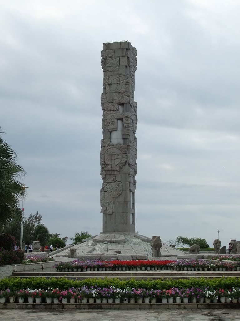 亚龙湾中心广场上的图腾柱 - Totem-Pole in Yalong Bay Central Square - 2010.02 by rheins