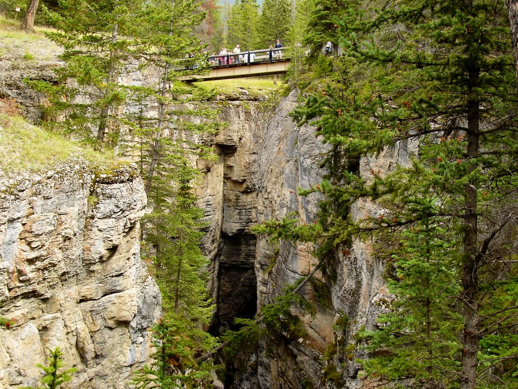 Maligne Canyon by jackborno