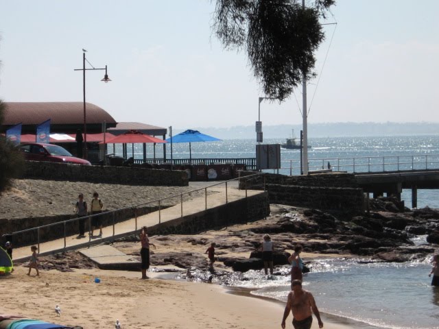 Kiosk at Cowes pier by healthycells