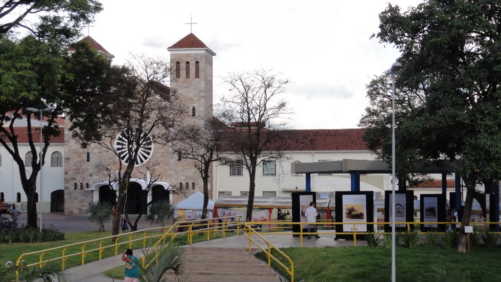 Nova recém reformada Praça Antonio João e Catedral Imaculada Conceição - Dourados - Mato Grosso do Sul - Brasil by Paulo Yuji Takarada