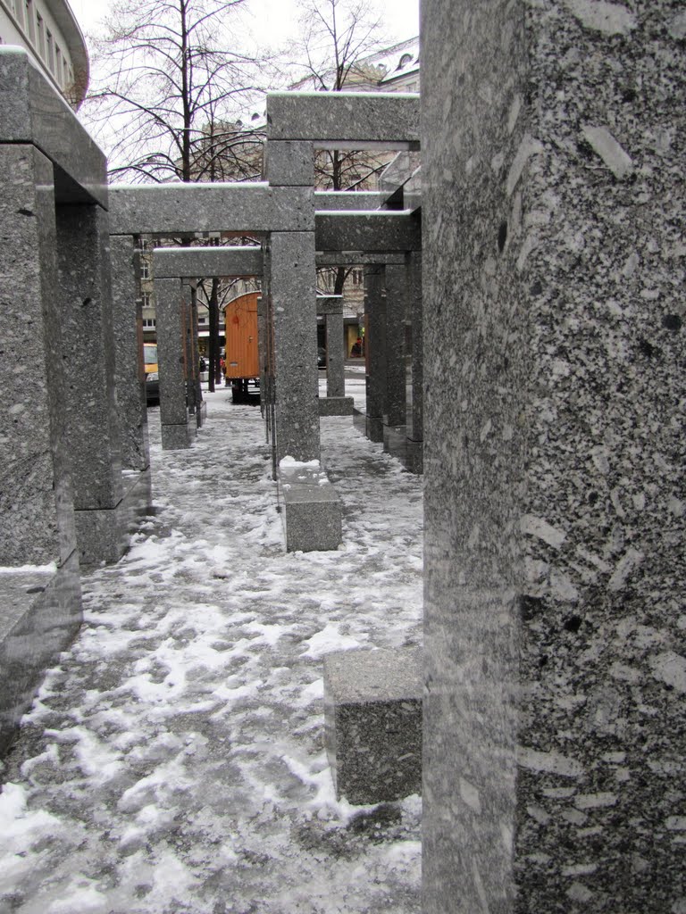 Pavillon-Skulptur (Max Bill, 1983) - blocks of porphyritic granite - Pelikan Str., Zürich, Switzerland. by André Bonacin