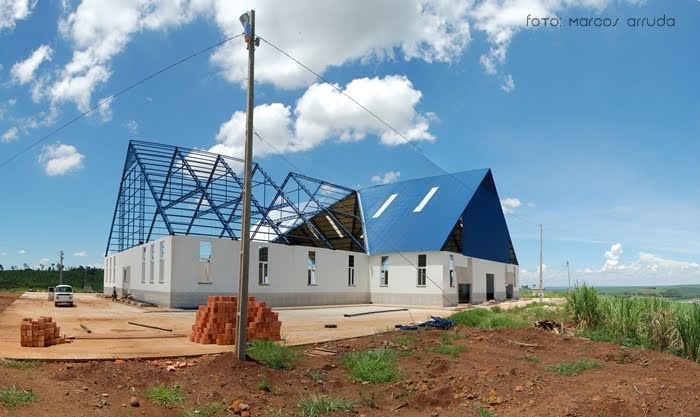 Construção da Igreja de São Miguel Arcanjo na cidade de Bandeirantes, Paraná - Brasil - fotografia de Marcos Arruda - foto do dia 24 de janeiro de 2011 by Marcos Arruda