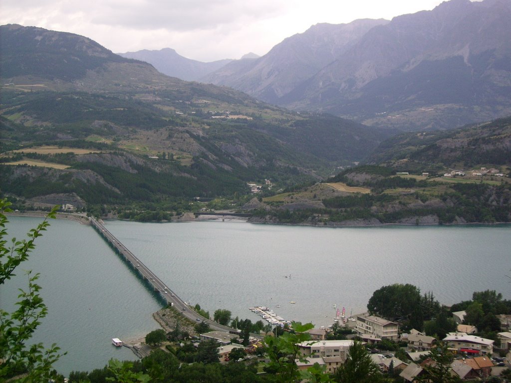 Lac de Serre Ponçon / vue plongeante sur Savines(05) et le pont by ien62