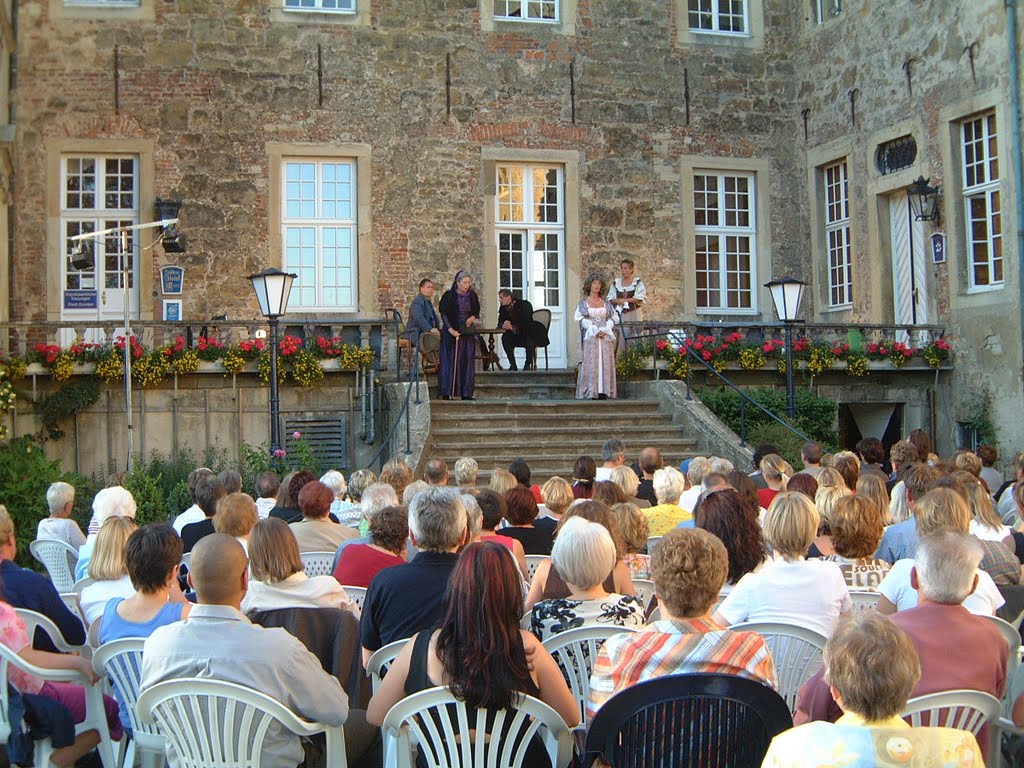 Theater auf der Schlosstreppe by Charly G.