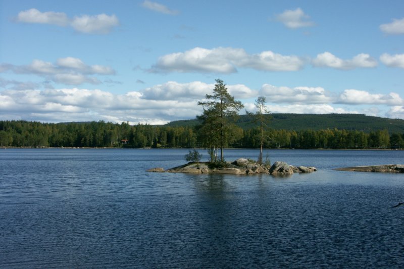 Tiny island on Tyngsjö lake by duncan.blues