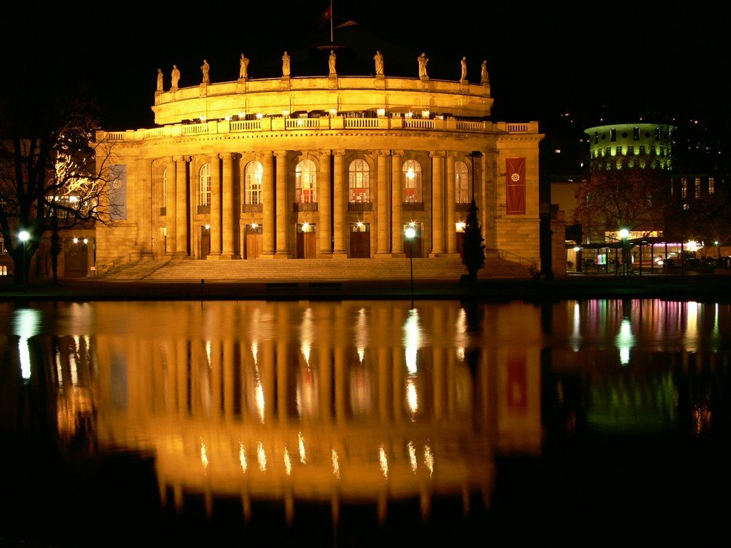 Stuttgart Grosses Haus bei Nacht by bikejoe