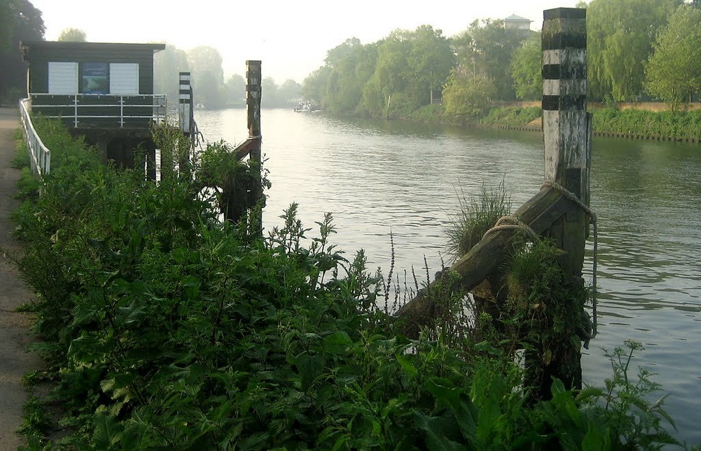 Mooring Post, Richmond Upon Thames by n r Lees