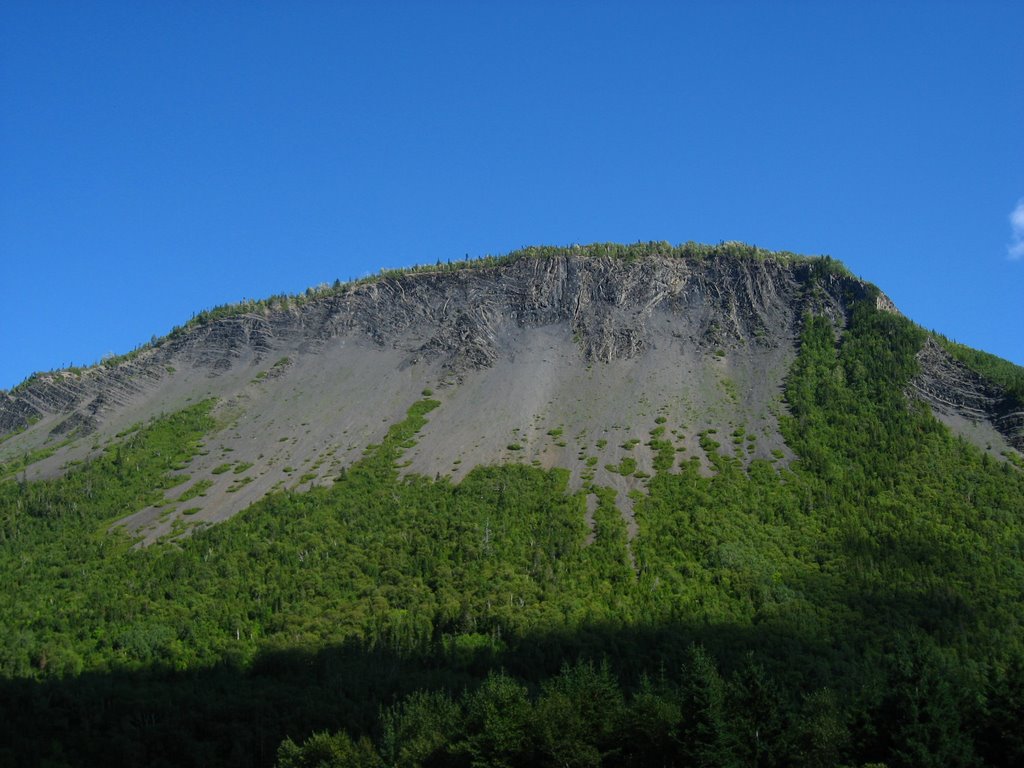 Montagne près de mont st-pierre by maxime chevalier