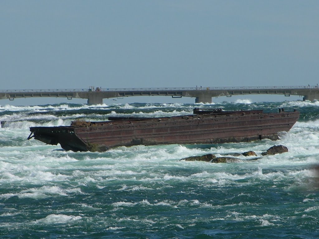 Stranded "Old Scow" Barge from 1918 by ErikEF