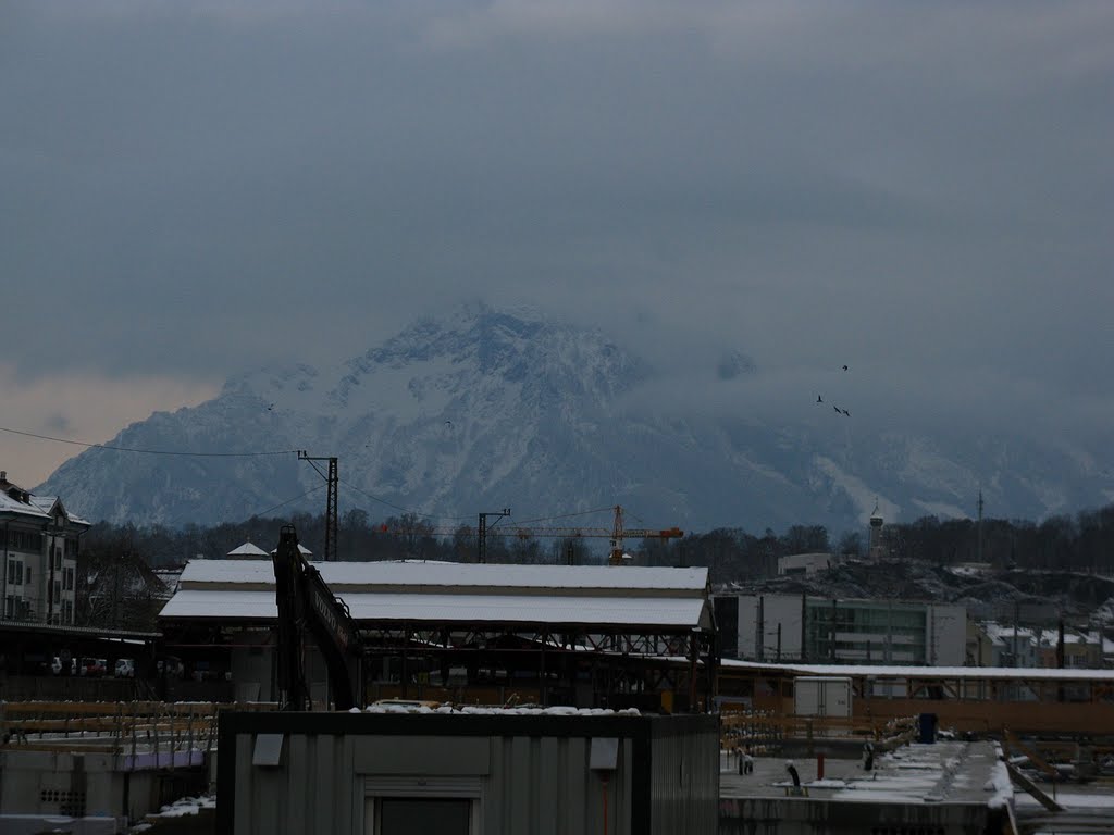 Blick vom Salzburger Bahnhof auf die Berge by e.m.r.