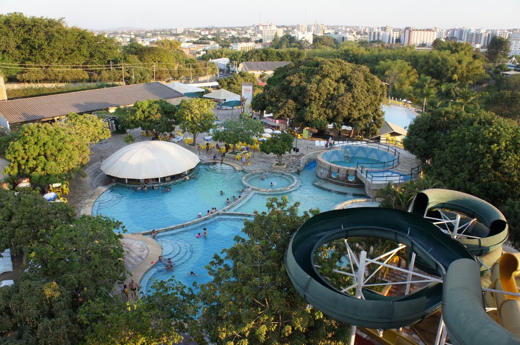 Acqua Park com vista da cidade no fundo - Caldas Novas - Goiás - Brasil by Paulo Yuji Takarada