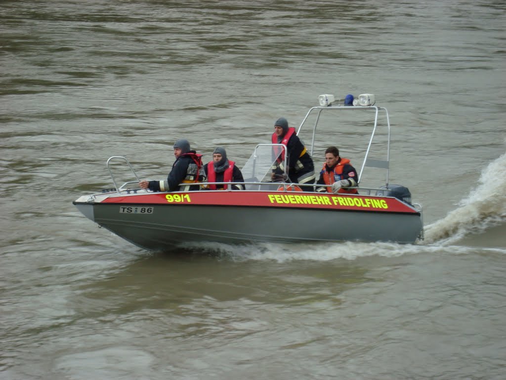 Bootsübung mit THW Traunreut und den Feuerwehren Fridolfing, Tittmoning und Ostermiething by terner_gmail