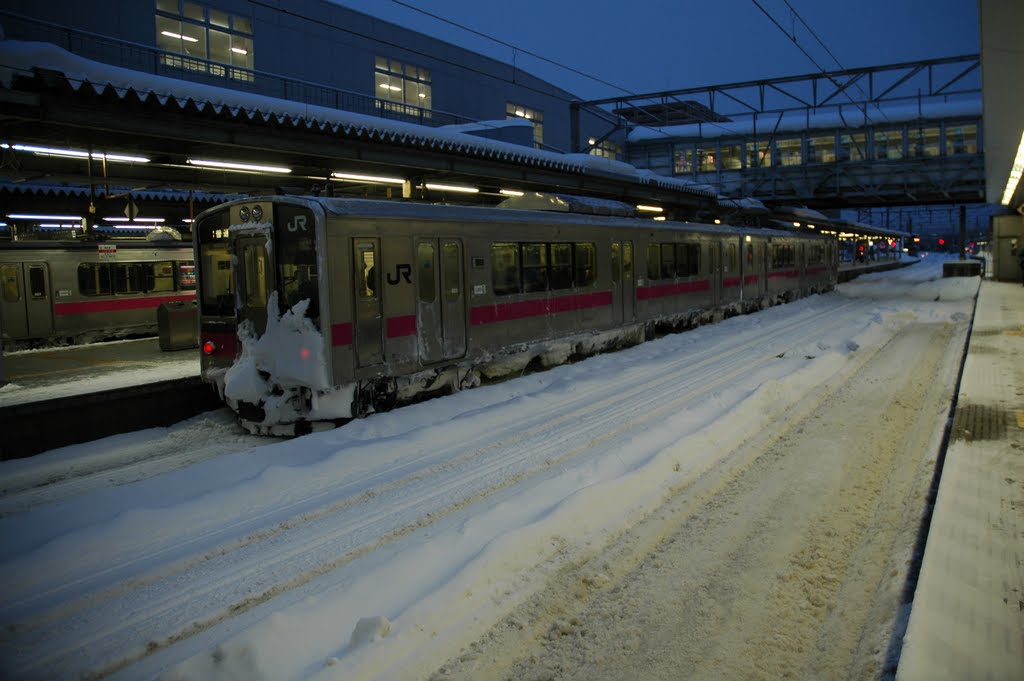 雪の秋田駅（羽越本線は羽後本荘までのピストン運転だそうです）('11.1.29)JR Akita station by Mikochan