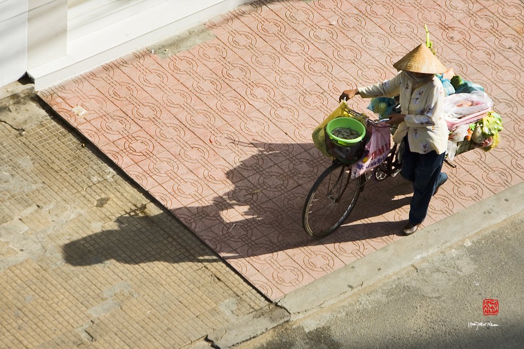 Hàng Rong (Little Market on a Bike) (hoangkhainhan.com) by Hoàng Khai Nhan