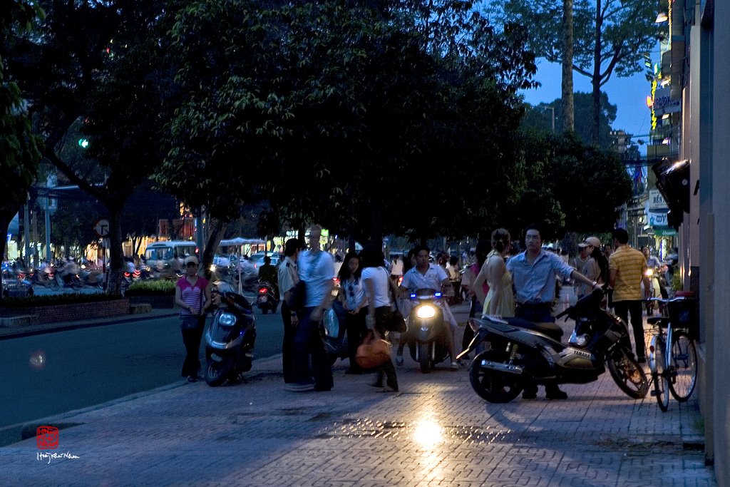 Saigon Về Đêm - Saigon at Night (by Hoàng Khai Nhan) by Hoàng Khai Nhan