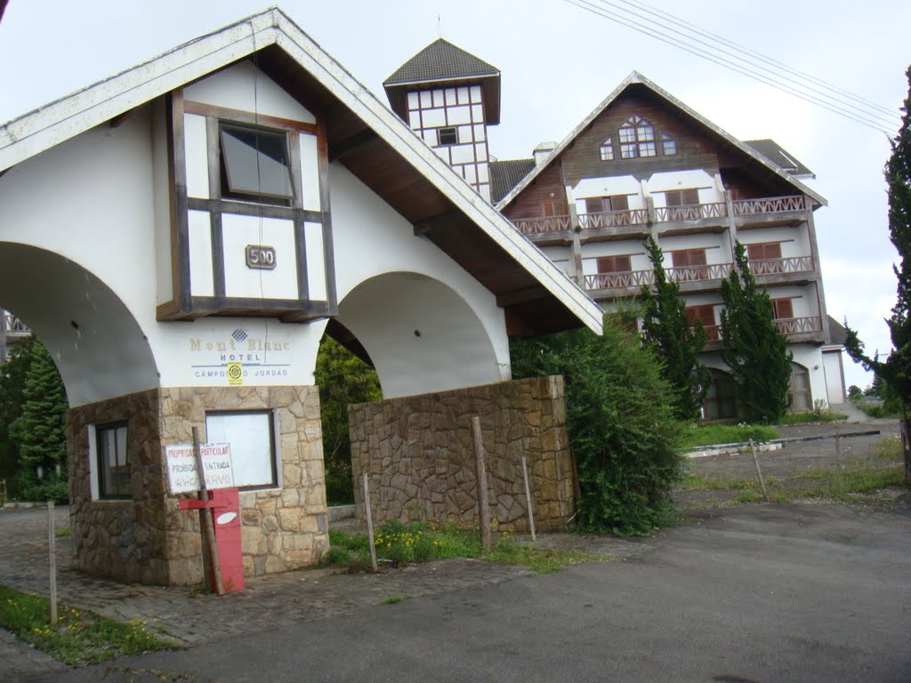 Portaria do hotel de alto padrão abandonado - Campos do Jordão - São paulo - Brasil by Paulo Yuji Takarada