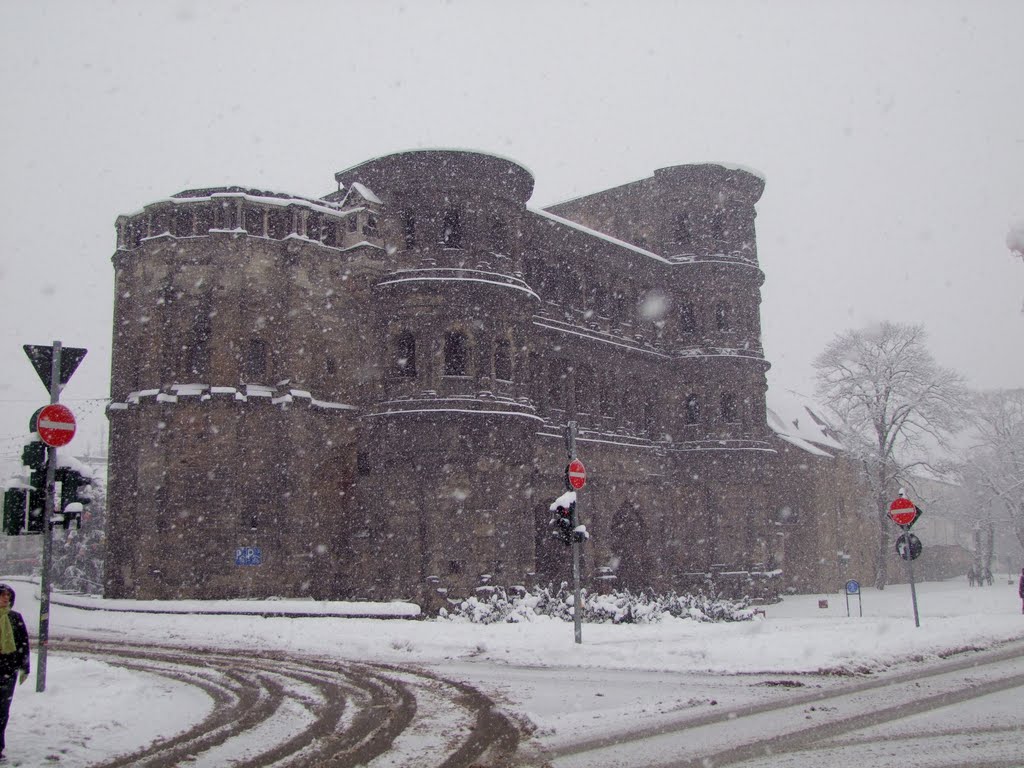 Porta Nigra im Schnee 19-12-2010 by Bengel oet Hengel