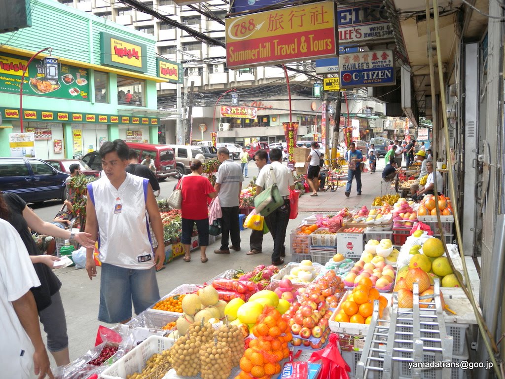 Ongpin St., Binondo, Manila, 前方はBinondo Suites Hotel by yamadatrans