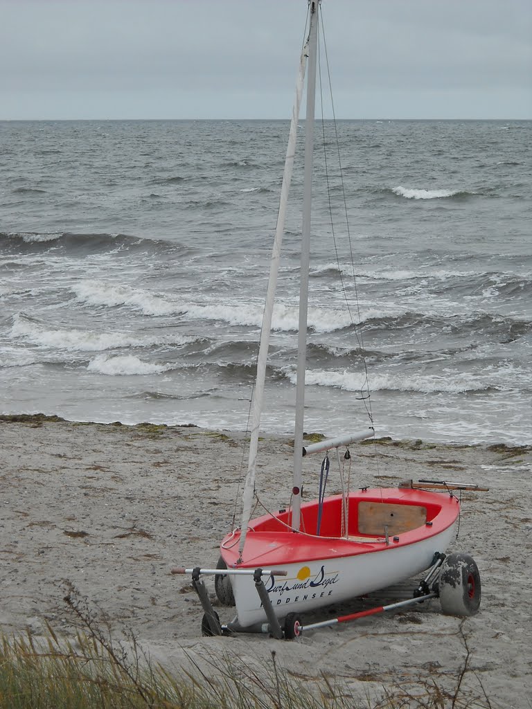 Boot am strand bei sturm by mkrostock