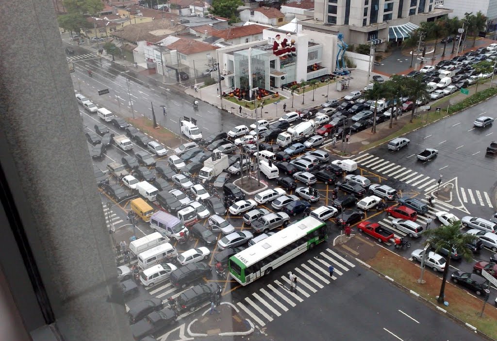 Cena Inusitada do cruzamento Av. Brig. F. Lima com Av. Juscelino Kubistchek by Laercion_SP