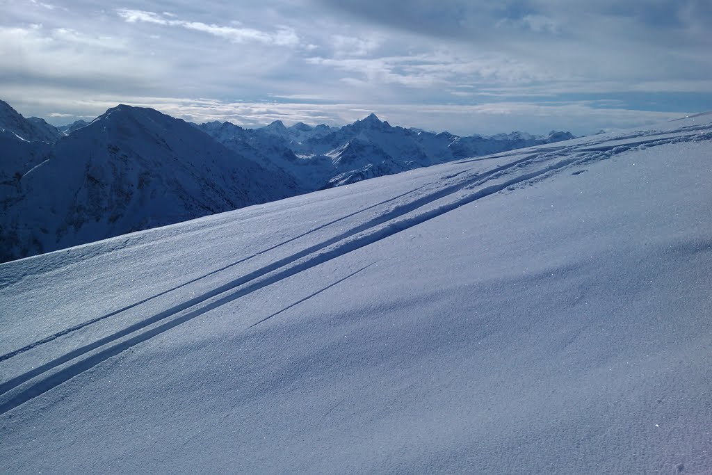 Kühgundkopf: Blick auf Hochvogel süd/westlich by gregor rauh