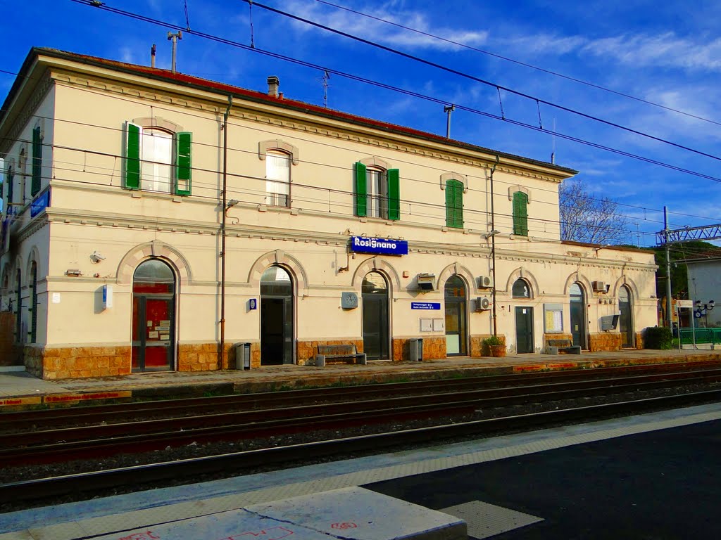 Rosignano train station by rafaeltfreire