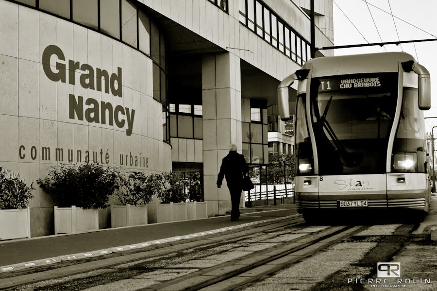 Le siège de la CUGN et le tram (30/01/11) by Pierre Rolin