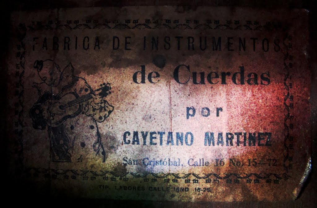 Etiqueta de la "FABRICA DE INSTRUMENTOS de Cuerdas por CAYETANO MARTINEZ" by MiguelAngel Sal