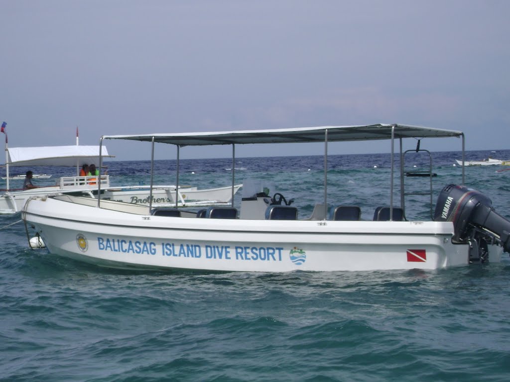 Balicasag Island boats by tonzi