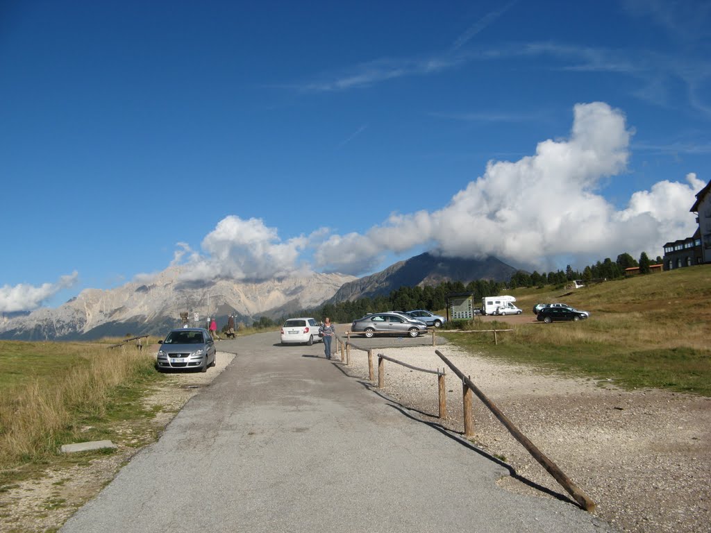 Parkplatz am Jochgrimm (Oclini) by Werner Bürger