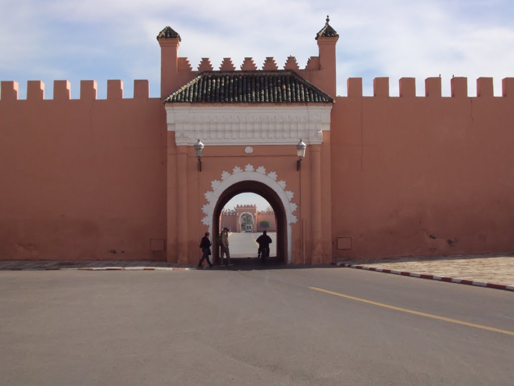 Puerta en la Muralla - Marrakech - Marruecos by Juan Ardébol