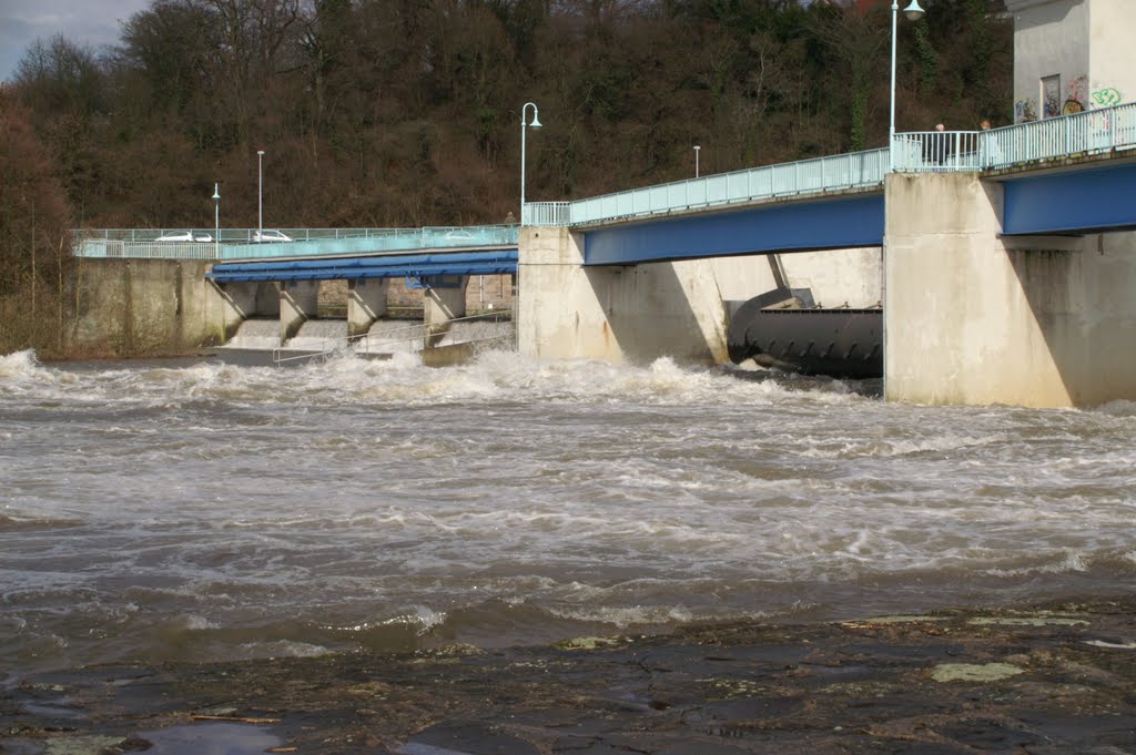 Mülheim a.d. Ruhr, Wehr Kahlenberg bei Hochwasser by Kameraman