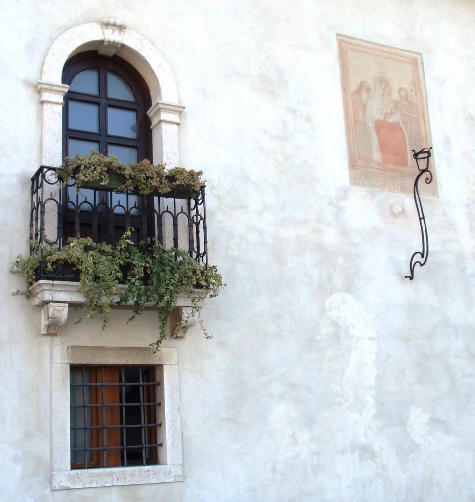 Aquileia - Balcone ed icona protettrice by franco baldissarutti