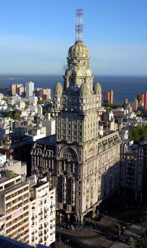 Palacio Salvo, Montevideo, visto del techo del Radisson by Jean-Hugues Roy