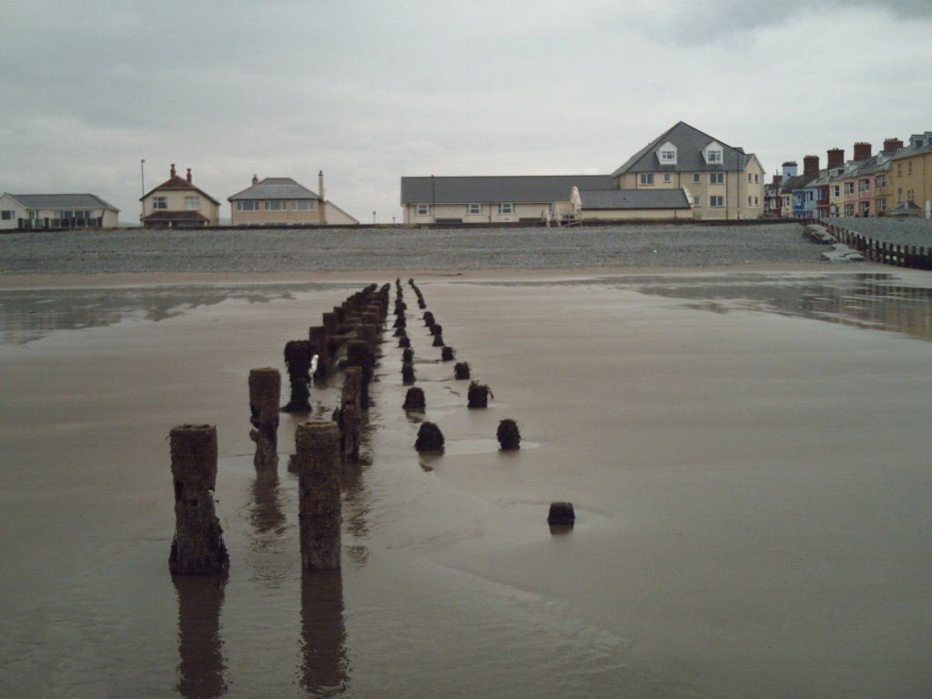 Marine Parade, Barmouth LL42, UK by dayzero