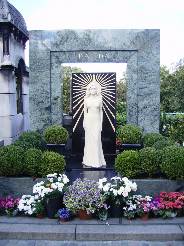 La tomba di Dalida, cimitero di Montmartre, Parigi settembre 2007 by daniferrari