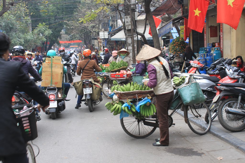 Bán chuối xanh bầy mâm ngũ quả (Hàng Chiếu) by Đăng Định