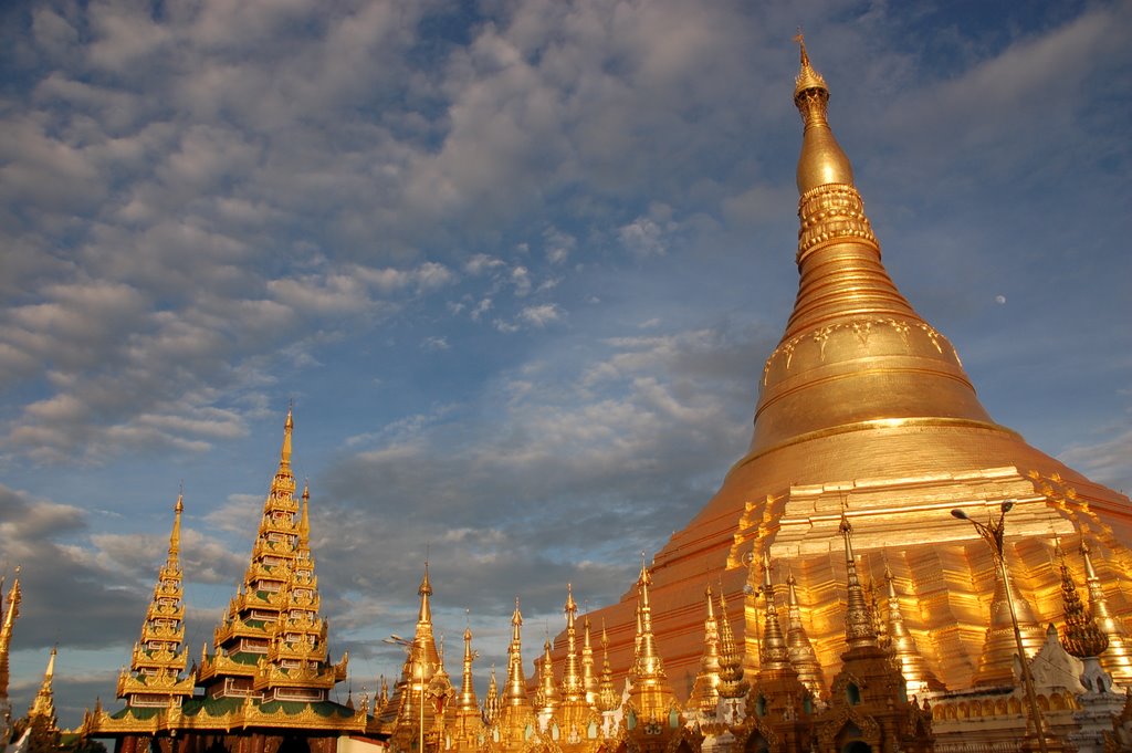 Shwedagon Paya by Mathias Schmid