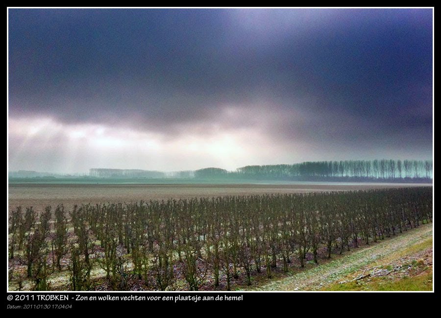 Zon en wolken vechten voor een plaatsje aan de hemel by Trobken