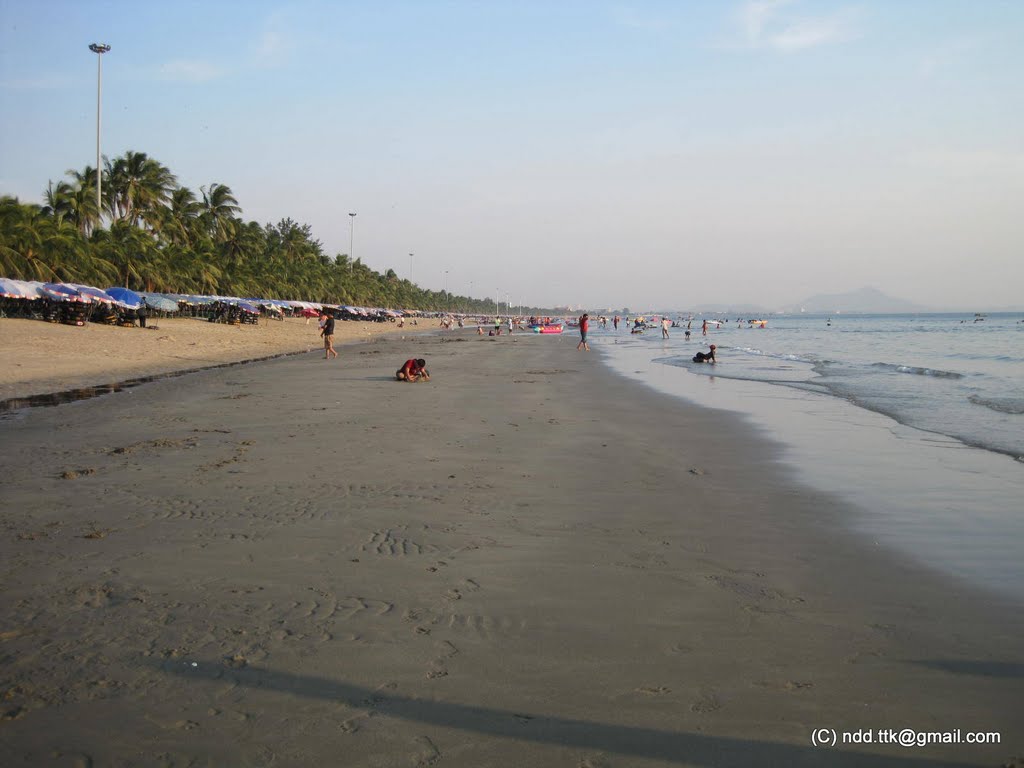 Bang Saen Beach by Nguyễn Đức Dũng