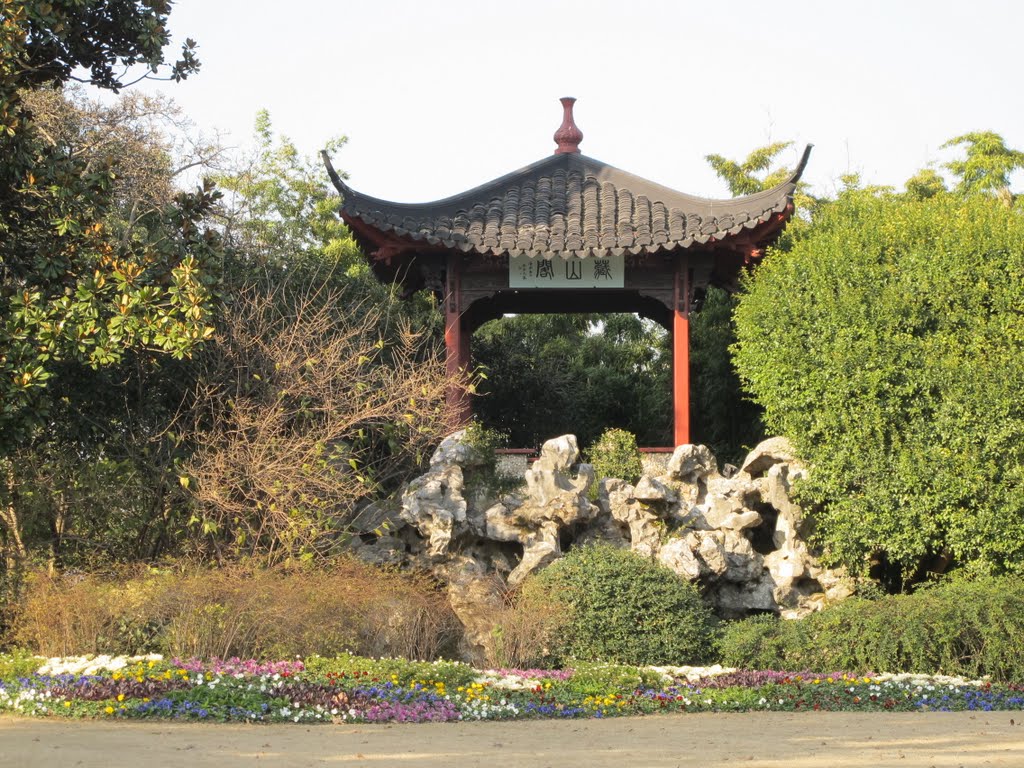 Chỗ Ngồi nghe Tiếng chuông chiều trên tháp Lôi Phong by Che Trung Hieu