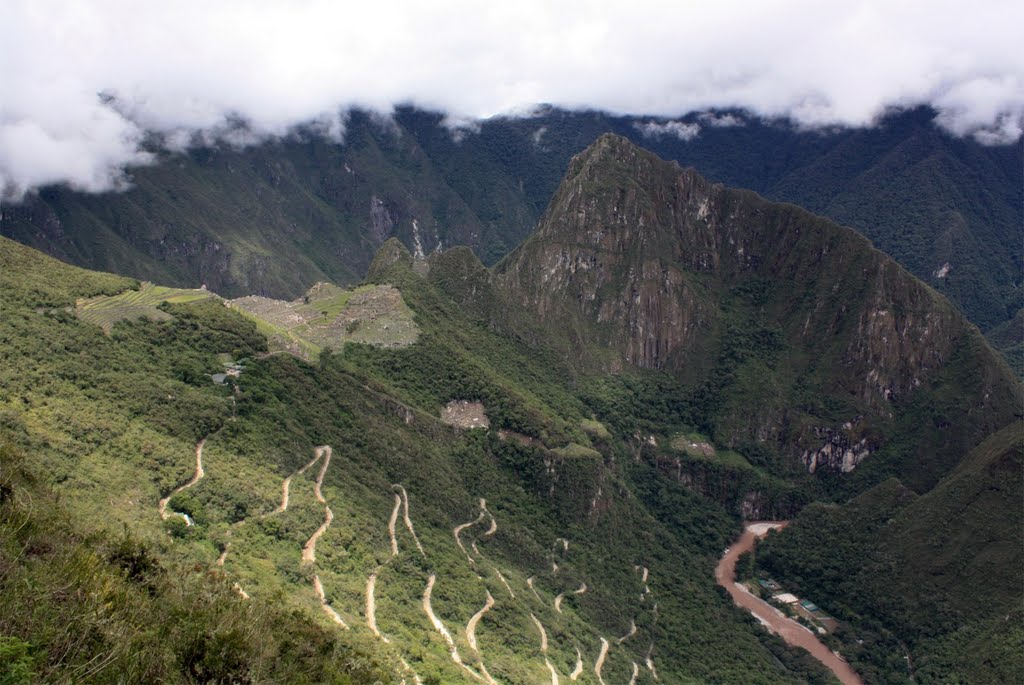 Machu Picchu by Vlad Podvorny