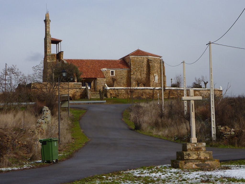 Ermita de Santiagomillas, junto a la carretera de Destriana by libanez