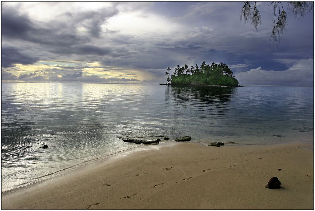 Muri Beach by Vladimir Minakov