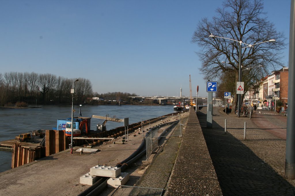 Rijn en Rijnkade met betonlego, Arnhem. by Carl030nl