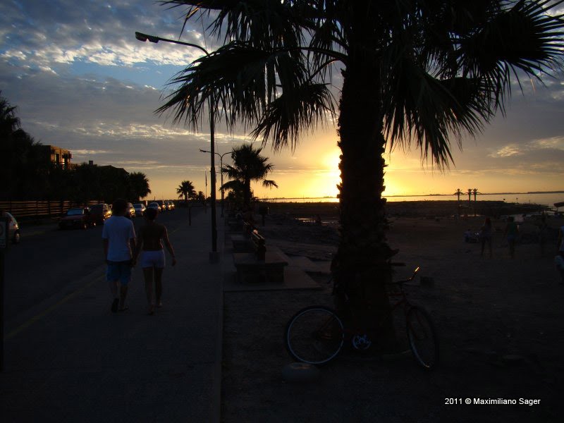 Costanera al atardecer by maxsag